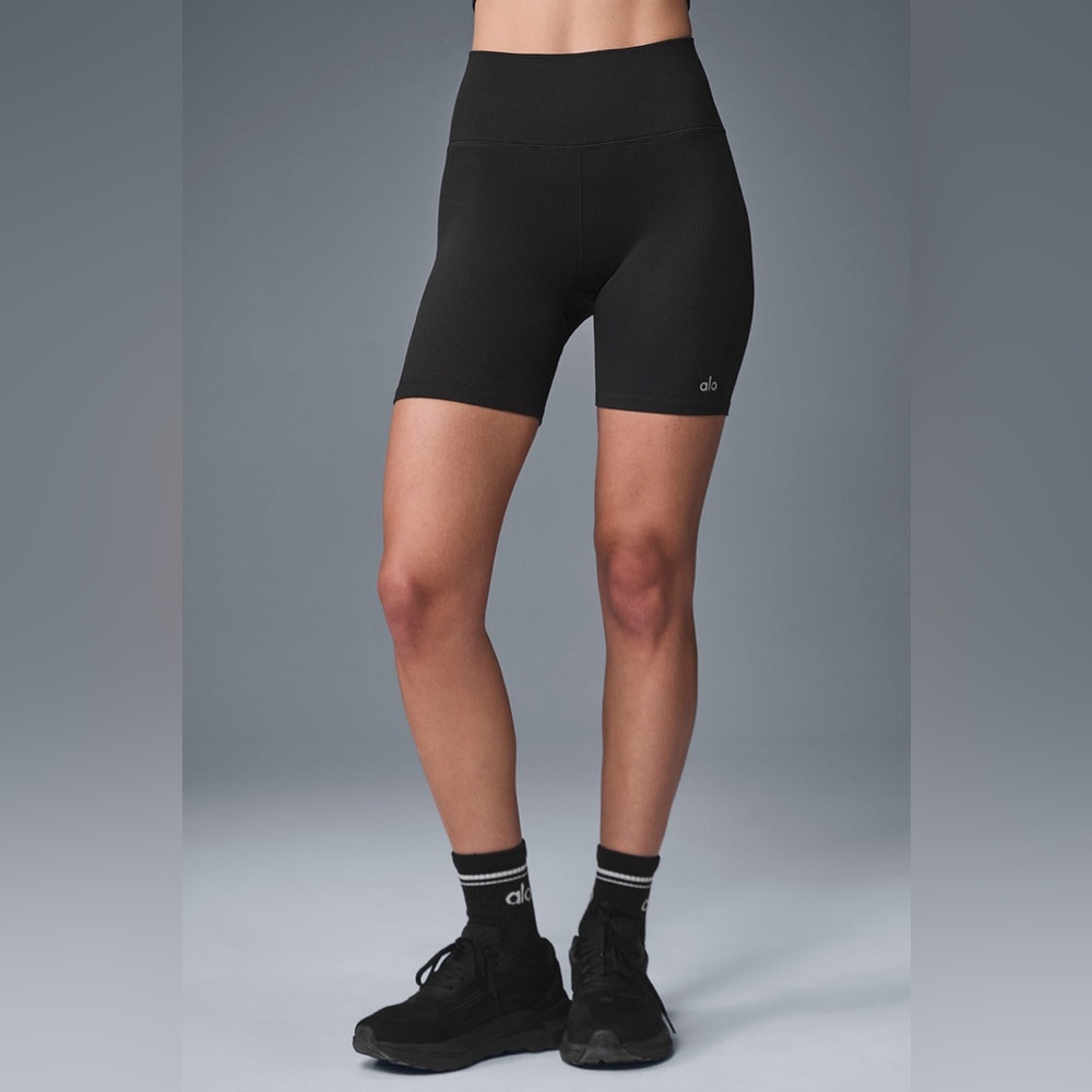 ALO Yoga Black 5" Seamless Ribbed Favorite Short Sz. M